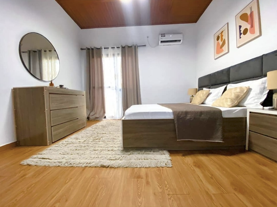 S𝘁𝘂𝗱𝗶𝗼 𝗺𝗲𝘂𝗯𝗹é 𝗵𝗮𝘂𝘁 𝘀𝘁𝗮𝗻𝗱𝗶𝗻𝗴 à 𝗗𝗼𝘂𝗮𝗹𝗮