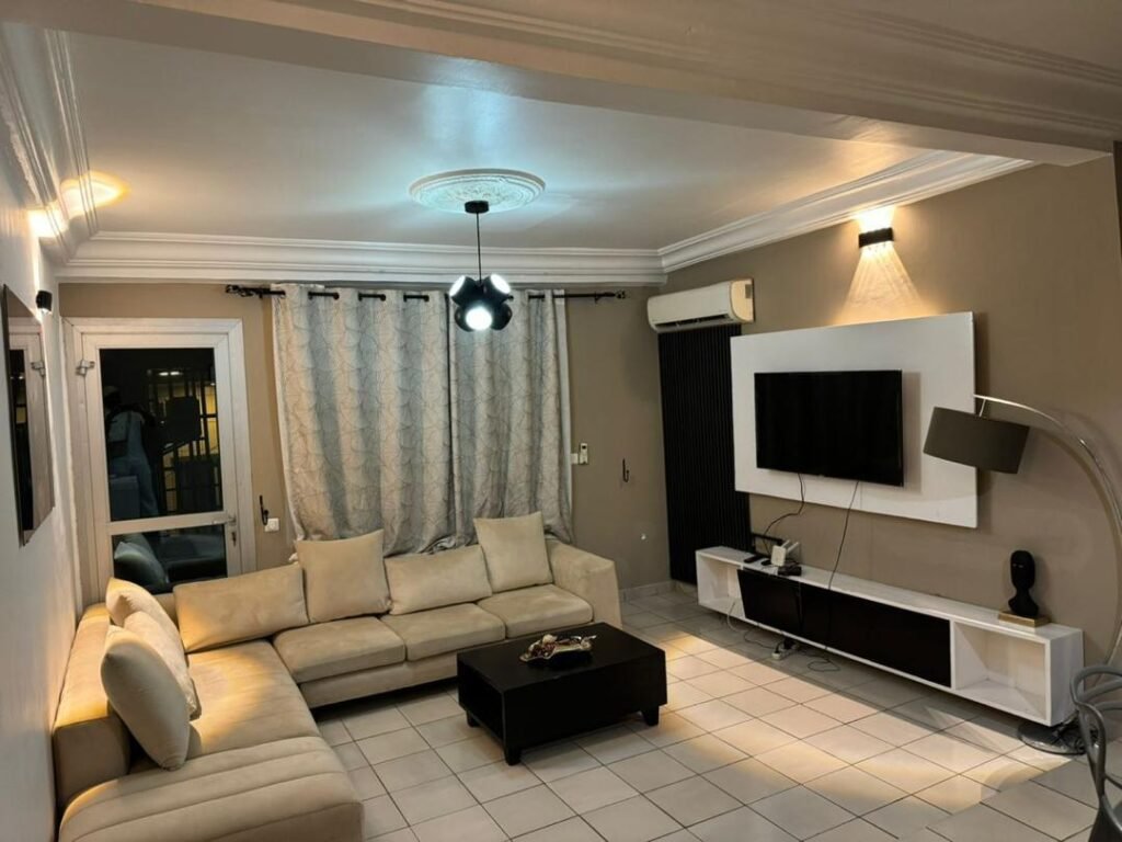 𝐀𝐩𝐩𝐚𝐫𝐭𝐞𝐦𝐞𝐧𝐭 𝐦𝐞𝐮𝐛𝐥é 𝐡𝐚𝐮𝐭 𝐬𝐭𝐚𝐧𝐝𝐢𝐧𝐠 situé à Bonamoussadi Vallée