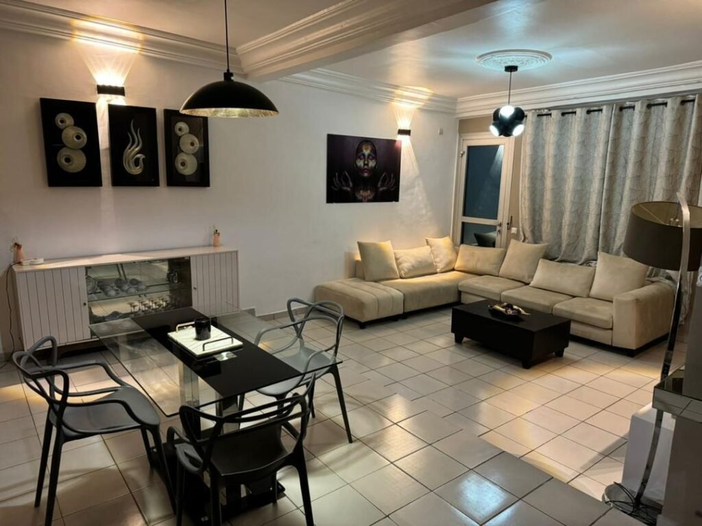 𝐀𝐩𝐩𝐚𝐫𝐭𝐞𝐦𝐞𝐧𝐭 𝐦𝐞𝐮𝐛𝐥é 𝐡𝐚𝐮𝐭 𝐬𝐭𝐚𝐧𝐝𝐢𝐧𝐠 situé à Bonamoussadi Vallée